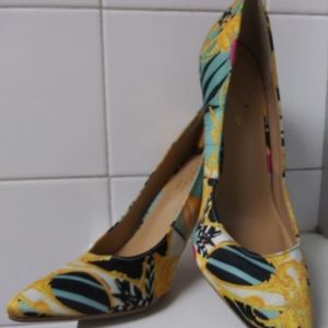 Thalia Soda "Elinia"  Gold Stiletto Sz 5.5
